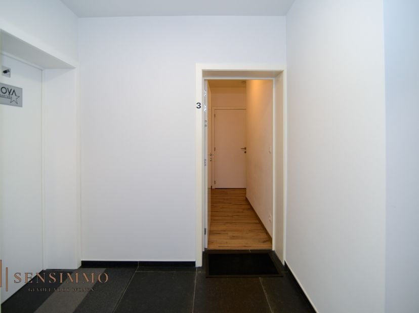 Ontdek dit comfortabel en recent appartement op een uitstekende locatie in Maasmechelen. Dankzij de nabijheid van winkels, openbaar vervoer en dagelij