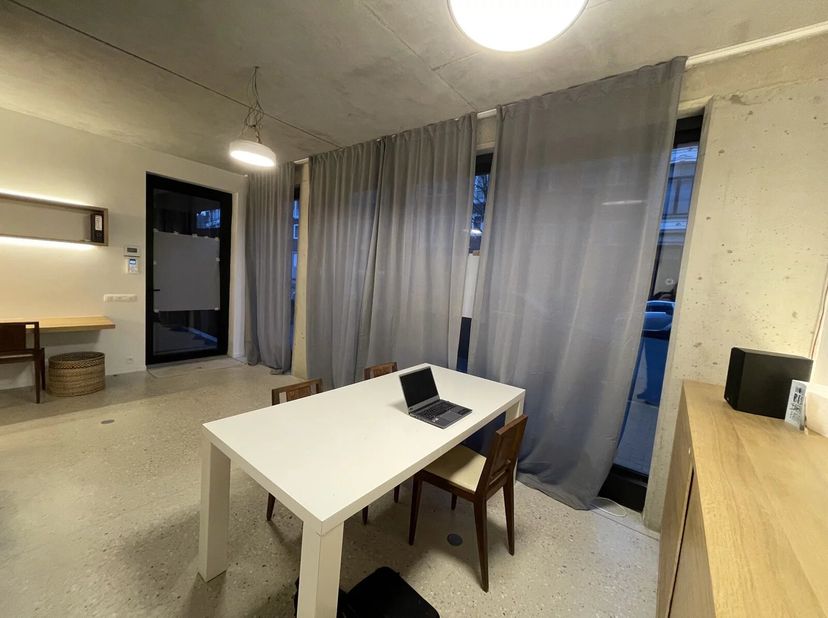 Nabijheid Bascule / Kasteellaan. Kantoor met opbergruimte en geïntegreerd bureau met een oppervlakte van circa 30m², voorzien van een kitchenette en a