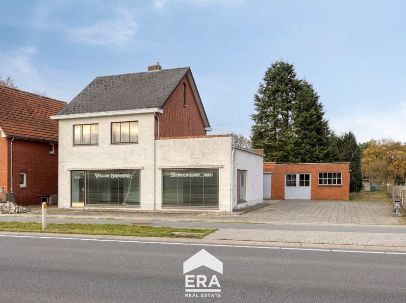 Te koop: open handelspand met woning in Oudsbergen, gelegen aan de Grote Baan op een drukke en goed zichtbare locatie. Dit handelspand uit 1958 combin