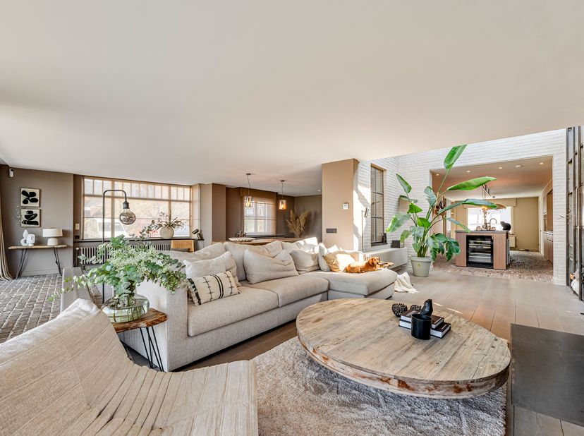 Prachtige gerenoveerde woning met veel troeven te koop in Moorslede!<br />
De woning beschikt over een afgesloten binnenkoer voor 2 wagens.<br />
We b