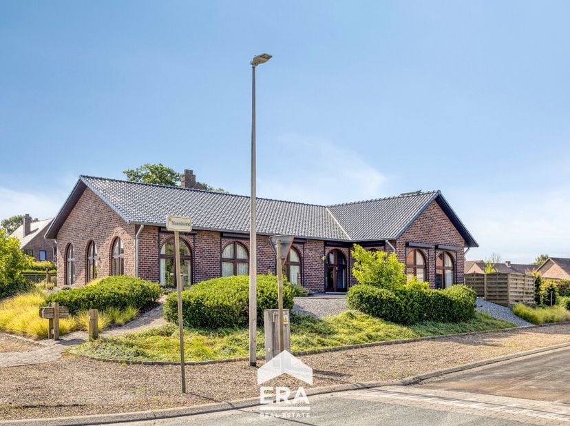 Deze gelijkvloerse open bebouwing in het rustige Wijchmaal (Peer) biedt een ideale combinatie van comfort, ruimte en een groene omgeving. De woning li