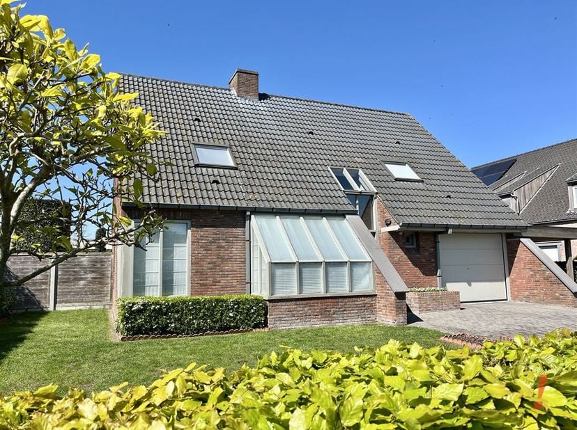 Villa ouverte de qualité (construite en 1990) sur un beau terrain de 821 m2. Cette propriété a un accès facile à l'E40 et au centre du village de Jabb