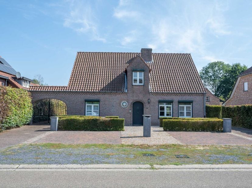 GEZINSWONING MET ZWEMBAD &amp; TUIN - <br />
<br />
Gezinswoning uit 1989 met op het gelijkvloers inkomhall, toilet, woonkamer, keuken, bureelruimte, badk