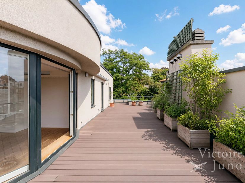 Victoire - Junot is pleased to present this elegant 173-square-meter apartment, offering an exceptional living environment and a 70-square-meter south
