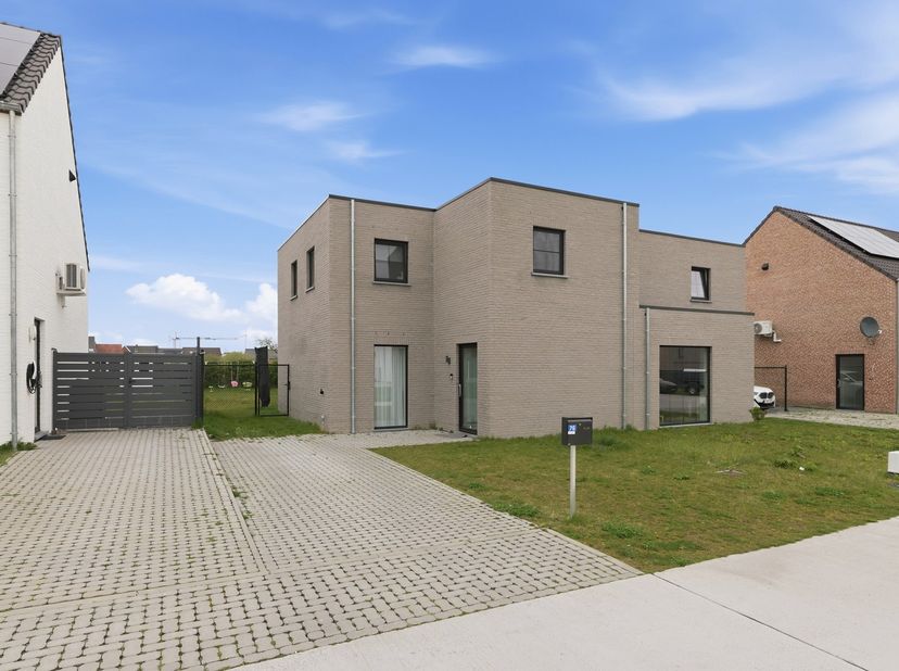 In het rustige en groene Munsterbilzen, een deelgemeente van Bilzen, bevindt zich deze energiezuinige halfopen bebouwing. Dankzij de gunstige ligging