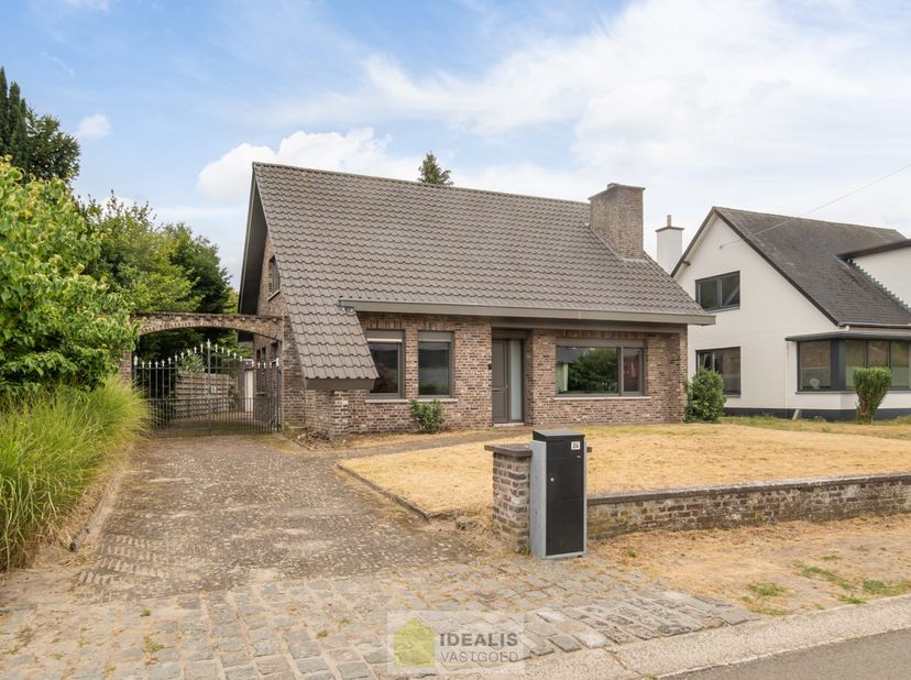 EENGEZINSWONING MET 4 SLAAPKAMERS OP EEN AANGENAAM PERCEEL VAN 8A 71CA! De woning omvat maar liefst 153m² netto bewoonbare oppervlakte verdeeld over e