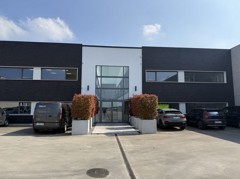 Bureaux à louer dans le zoning des Plénesses. Ces bureaux offrent un espace de travail fonctionnel et facilement accessible. Superficie: 53m² Loyer: 1