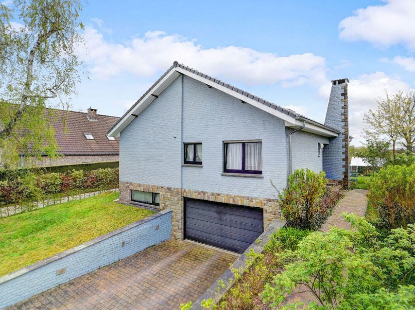 [[ DIT PAND NEEMT DEEL AAN DE ERA OPEN HUIZEN DAG OP 13/6 VAN 16:00 TOT 17:00 ]]Te koop: instapklare open bebouwing in Overijse, gelegen in een groene