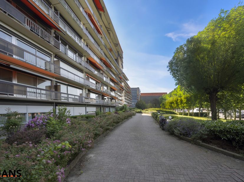 Dit ruim appartement op de 9de verdieping met lift is gelegen te midden van scholen, openbaar vervoer, winkels en andere voorzieningen.<br />
Het besc