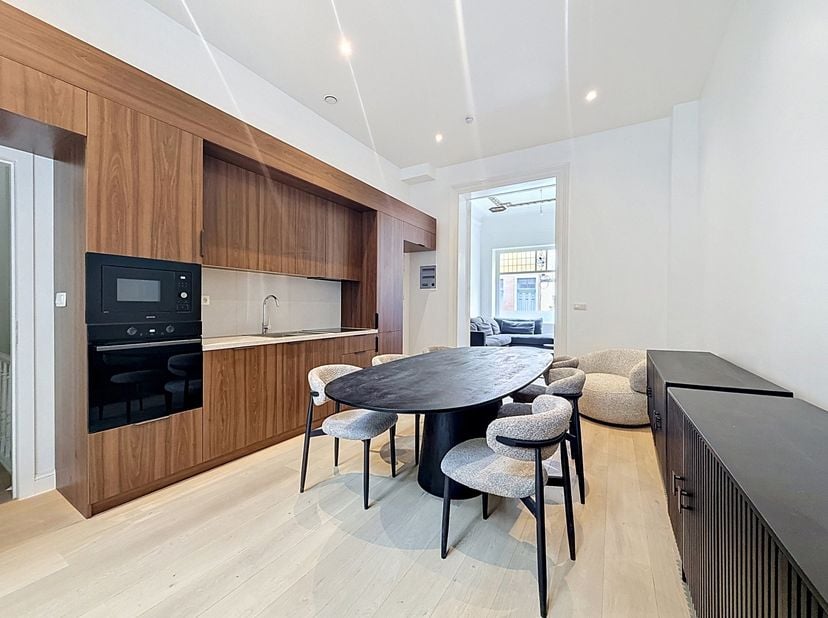 Europese wijk: op een steenworp van het Londenplein, volledig gerenoveerd en gemeubeld appartement in een kleine mede-eigendom.<br />
Het appartement