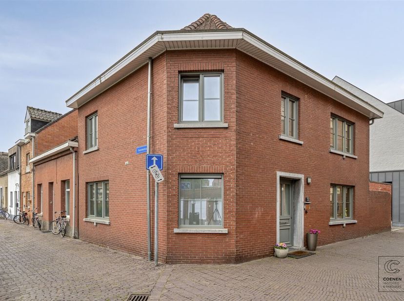 Bij het betreden van dit charmante hoekpand komt u terecht in een verzorgde inkomhal die toegang biedt tot de verschillende ruimtes. De volledig geïns