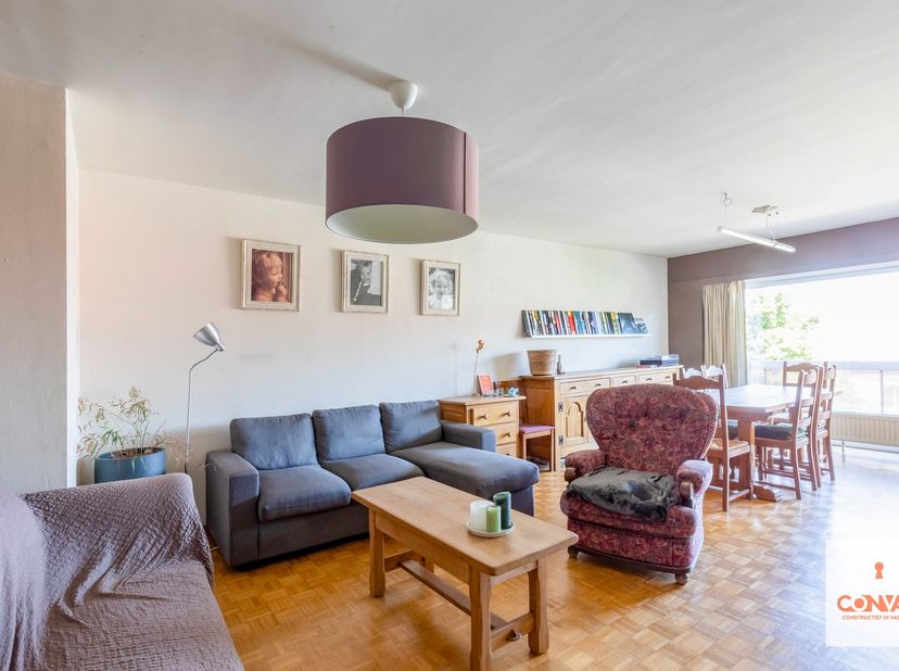 Dit lichtrijk en ruim appartement is gelegen op de 4de verdieping van residentie “Flora” en heeft een bewoonbare oppervlakte van +/-&amp;nbsp;113m².<br />