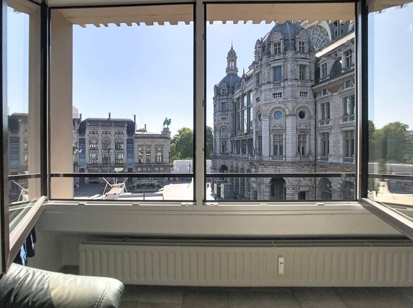 Découvrez ce studio de 36 m² situé au troisième étage d'un immeuble avec ascenseur sur la place Reine Astrid. Depuis le studio, vous pouvez profiter d