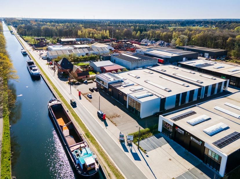 Situé le long du canal Dessel-Schoten.  Possibilité de combiner avec l'unité 10 +13 pour un total de 915m² d'espace de stockage et 115m² d'espace de b