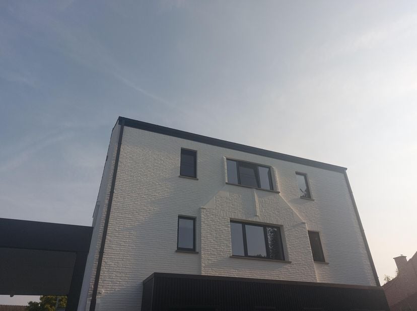 Appartement gelegen KRUISSTEENWEG, TONGEREN, verd 1, voorzien van lift, terras, tuin, 2 slaapkamers, bad en douche. Berging /wasruimte in de kelder. P