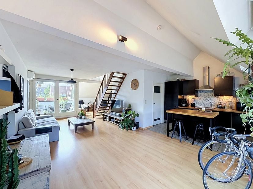Dit appartement is gelegen op de 2de verdieping en ligt op wandelafstand van het centrum van Lommel.<br />
De leefruimte is open en ruim en biedt vold