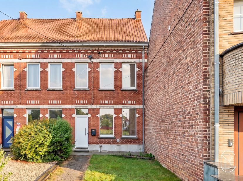 Uiterst mooi gelegen, een aangename tuin, een garage en héél wat mogelijkheden om ze verder naar eigen smaak in te richten!<br />
<br />
INDELING: i