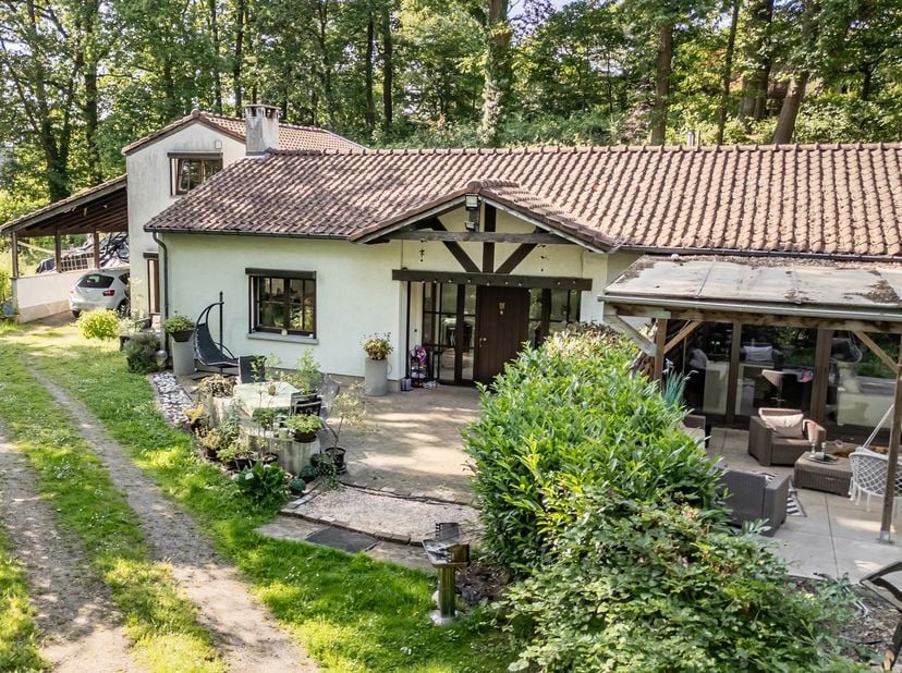EasyHome a le plaisir de vous présenter cette agréable maison 3 façades située à Saive, dans un environnement particulièrement calme et préservé. Nich