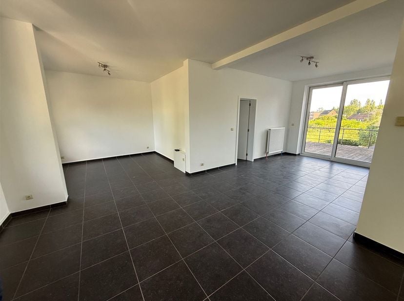 Ruim duplex appartement met 3 slaapkamers, schitterend terras en 136 m² op een goede locatie te Kontich! Het appartement bevindt zich op de eerste en