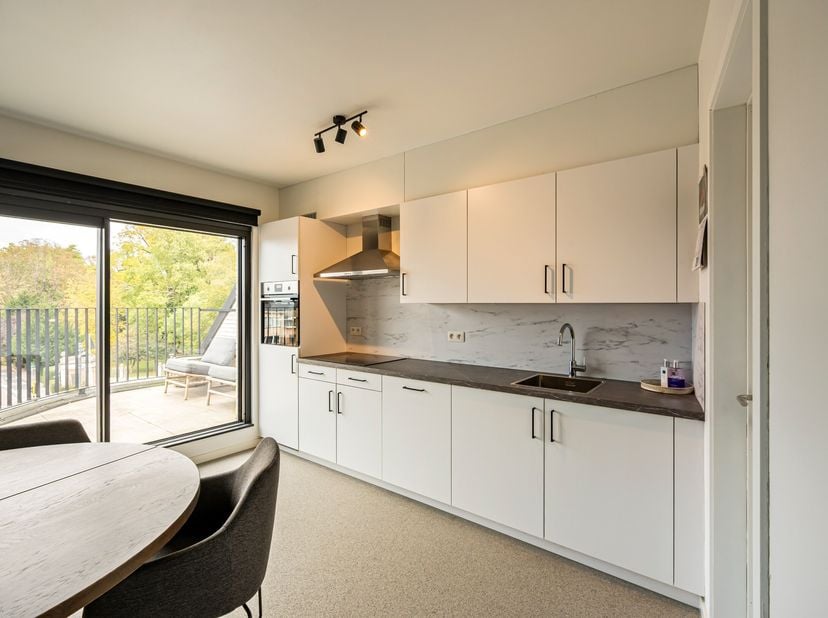 Dit recent BEN-appartement is gelegen op de derde verdieping van de kleinschalig Residentie Riddéric in centrum Sint-Truiden.<br />
Op de benedenverdi