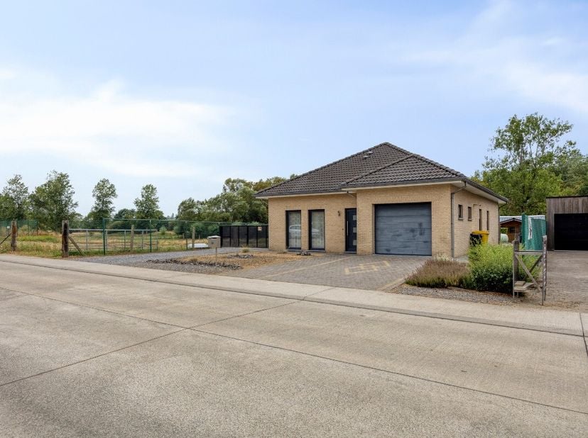 Kortenaken: instapklare gelijkvloerse woning op ruim perceel Deze vrijstaande woning is rustig en groen gelegen in Kortenaken, nabij het centrum van H