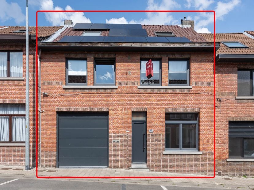 WONING MET GEZELLIGE TUIN -<br />
Woning met inpandige garage.<br />
Inkomhal, woon- en eetkamer, berging onder de trap, ruime keuken met berging/wash