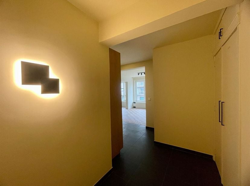 Gerenoveerde studio op toplocatie in Berchem te huur!<br />
Ligging: De studio heeft een centrale ligging in hartje Berchem, waardoor alle benodigde f