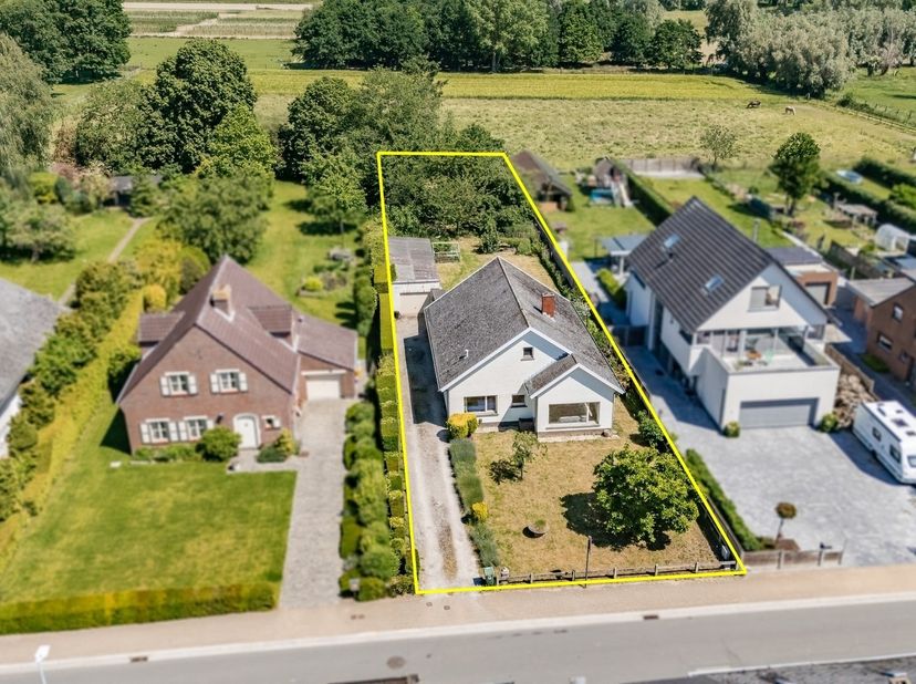 Ontdek deze interessante en solide bungalow uit 1965, rustig gelegen in het landelijke en gegeerde Massemen. De woning bevindt zich op een gunstige lo