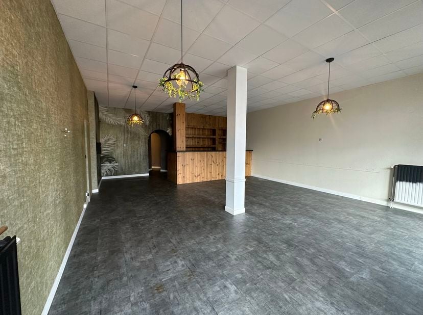 Winkel- of kantoorruimte (EPC label B) met private parking, gelegen in het centrum van Houthalen tussen 2 publieke, gratis, parkeerplaatsen, het John