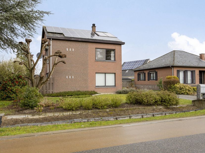 Deze open bebouwing in Kuringen met 3 slaapkamers en een perceel van 8a54 combineert ruimte, comfort en een rustige ligging in een gegeerde woonomgevi