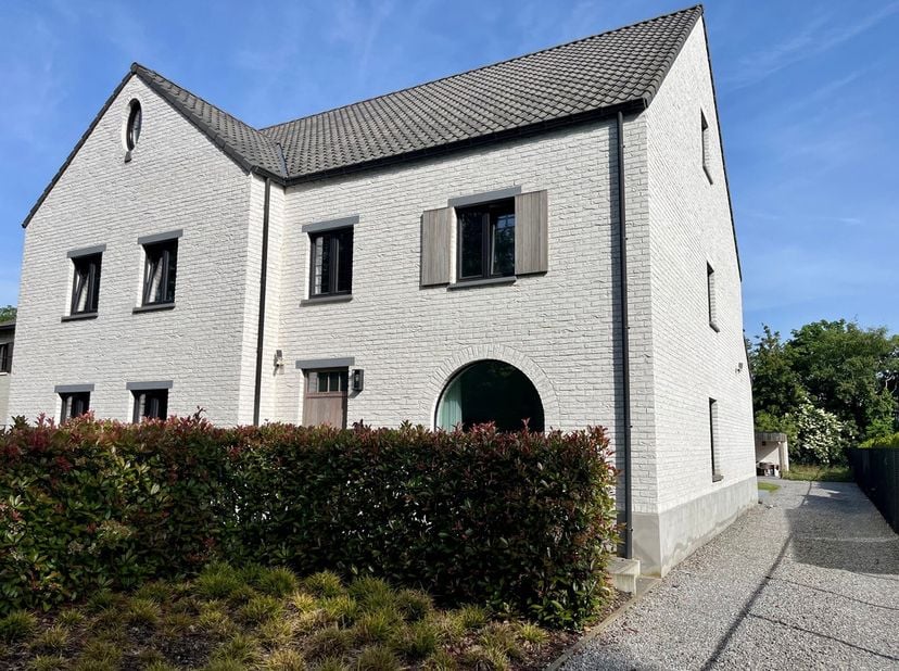 Deze prachtige halfopen bebouwing met de charmes van een landhuis, combineert tijdloze elegantie met hedendaags wooncomfort. Gelegen op een perceel va