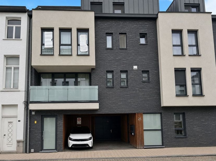 Instapklaar appartement met 2 slaapkamers, 2 terrassen en autostaanplaats op toplocatie in Lier!<br />
Ligging:<br />
Dit instapklare appartement bevi