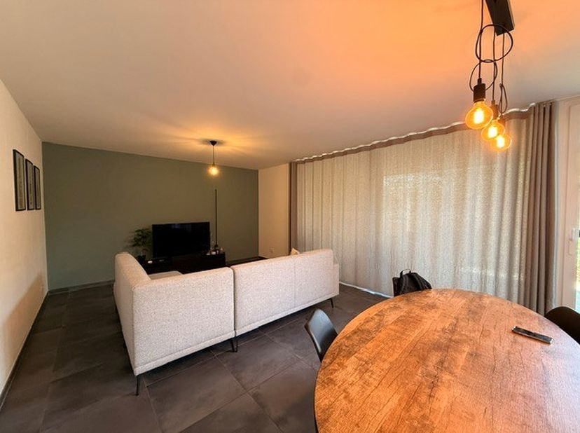 Dit appartement op de gelijkvloerse verdieping werd gebouwd in 2016 en is gelegen in een zeer rustige buurt in Wurfeld, nabij Maaseik. Het werd afgewe