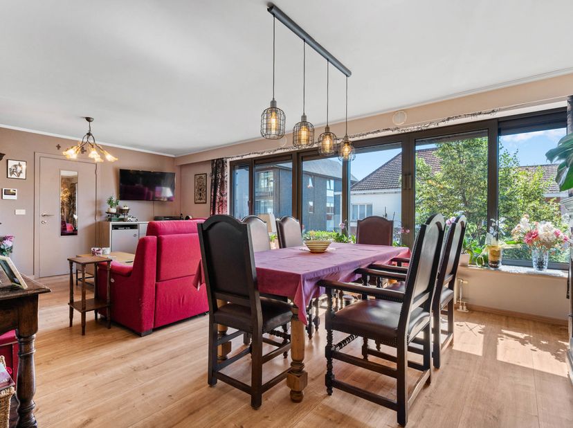In een kleinschalige residentie, op wandelafstand van de Leieboorden, ontdek je dit lichtrijke en verzorgde 2-slaapkamerappartement waar comfort en ee