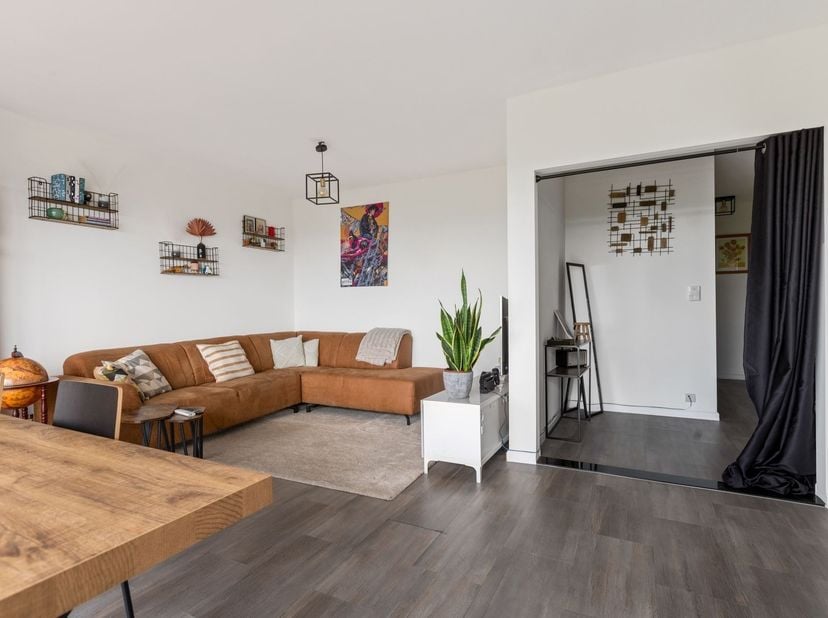 Gerenoveerd appartement met panoramisch uitzicht op de 13e verdieping<br />
<br />
Dit volledig gerenoveerde en instapklare appartement op de 13e ve