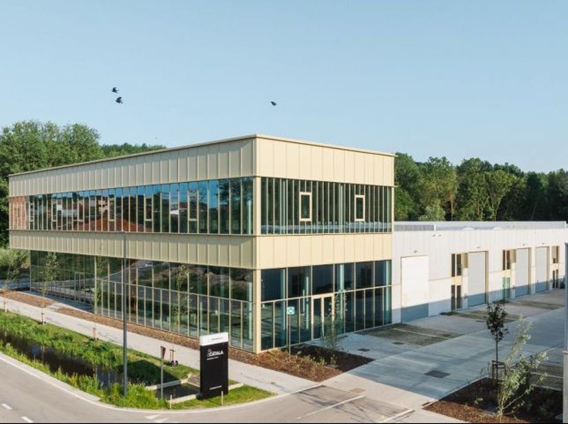 Catala Business Park Drogenbos. Bedrijvencampus op 18 ha: casco loodsen, kantoren met B2B-showroom en projectgronden op maat. 2 min van E19.<br />
<br
