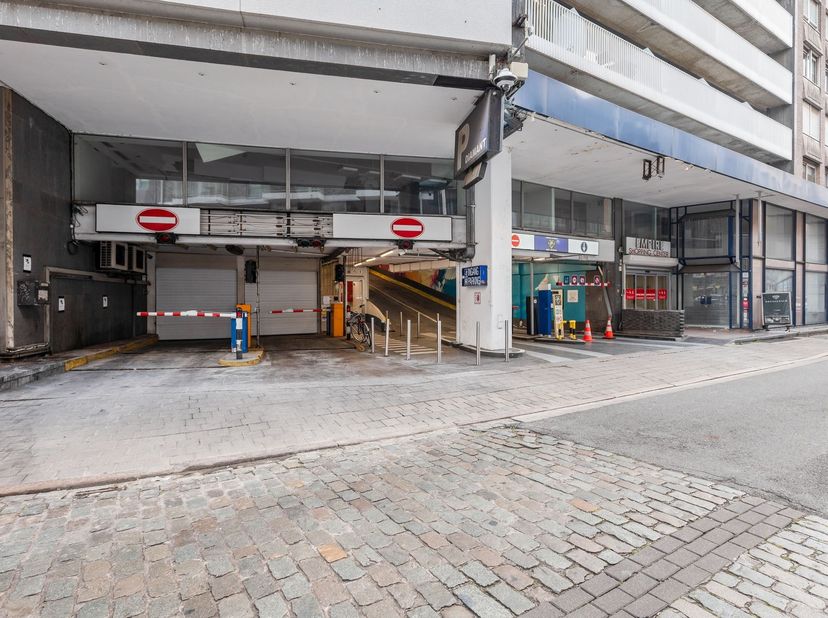 Ligging: De autostaanplaatsen zijn centraal gelegen aan de Appelmansstraat 33A, in de Antwerpse diamantwijk, op wandelafstand van het Centraal Station