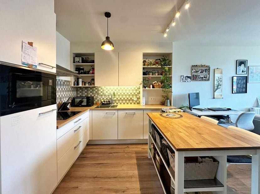 Dit stijlvolle 1-slaapkamerappartement is gelegen in de Bouwensstraat, op een toplocatie nabij winkels, scholen, openbaar vervoer en de autostrade. He