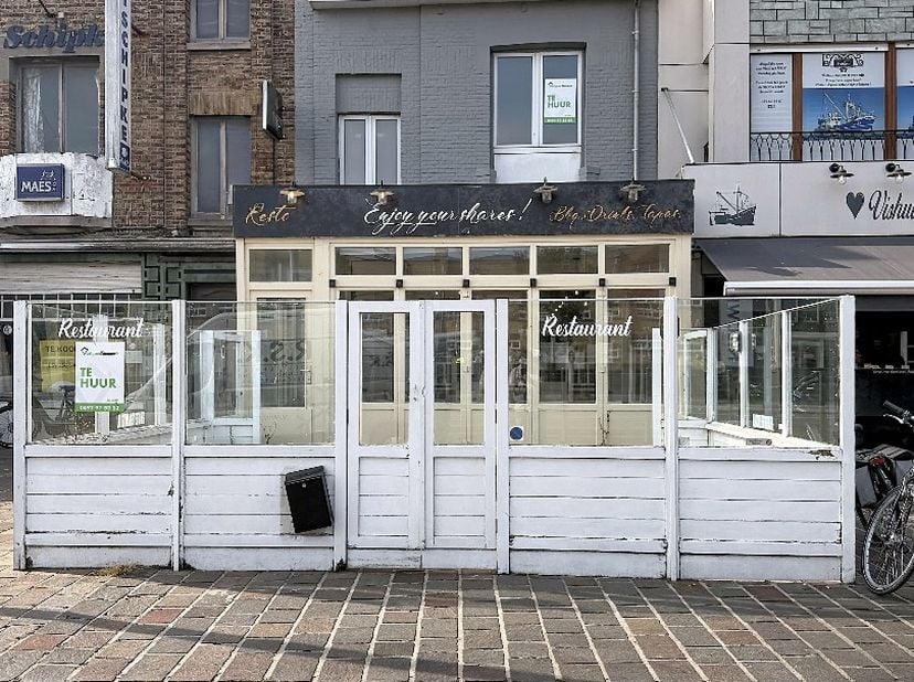 Dit horecapand is gelegen op de Kaai van Nieuwpoort Stad en bestaat uit: buitenterras - overdekt terras - de eigenlijke verbruikerszaal - lange bar -