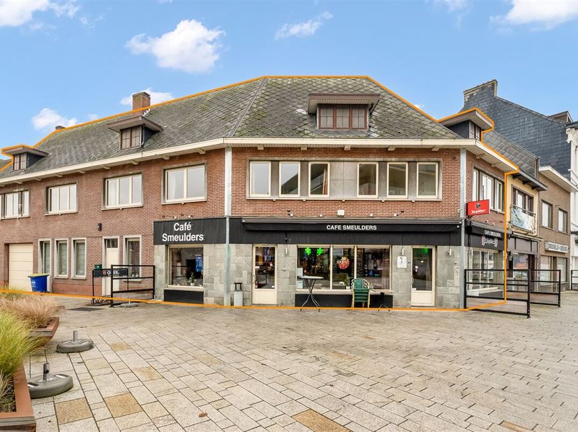 Horeca pand met goede visibiliteit &amp; ruim appartement gelegen op de markt van Beringen.<br />
Belangrijkste troeven: <br />
- Horeca pand 200m²<br />