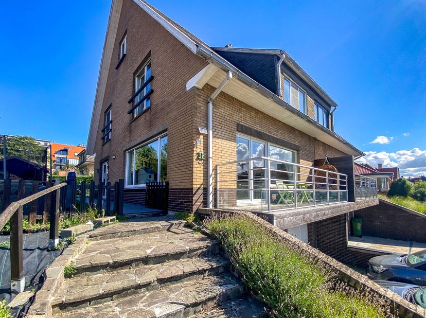 Deze ruime koppelvilla op 310m² met 4 slaapkamers te Koksijde-Bad is een unieke kans voor wie op zoek is naar comfortabele woon- of vakantieverblijf.