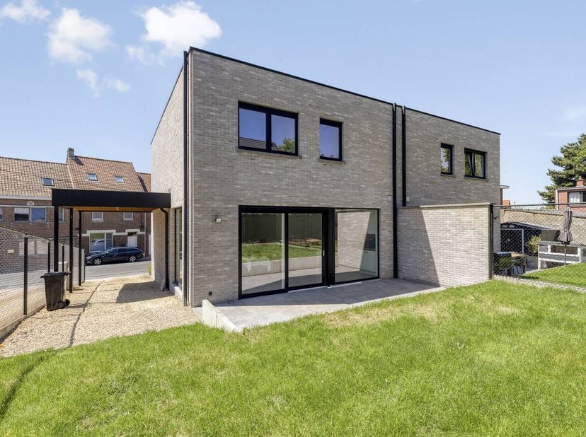 Au centre d'Anzegem, dans un quartier résidentiel calme, vous trouverez cette maison mitoyenne neuve à quelques pas des commerces et des écoles.<br />