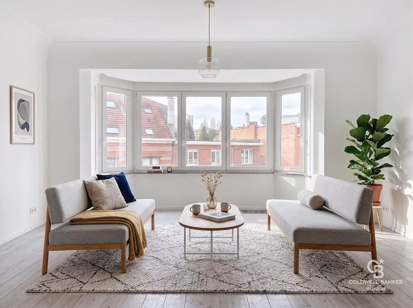 Appartement op de 4e en bovenste verdieping met lift (gebouw uit 1950) in een klein complex met 5 woningen.<br />
Dit appartement bestaat uit een hal
