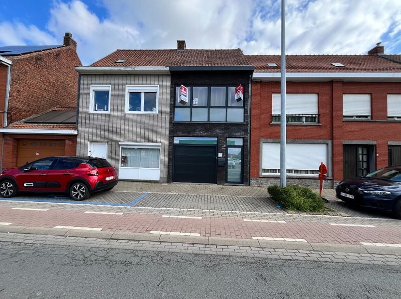 Deze recent gerenoveerde en instapklare woning combineert hedendaags comfort met een praktische indeling en een uitstekende energiescore. Met conforme
