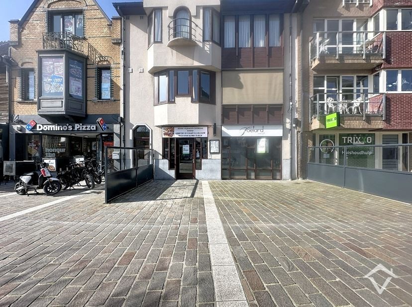 Deze handelsruimte, gelegen op een absolute toplocatie op de Markt van Torhout, geniet van maximale visibiliteit en passage. Omringd door winkels, hor