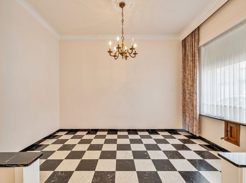 Te renoveren woning met garage en uitweg te koop in Harelbeke<br />
Je betreedt de woning via de inkomhal, die toegang geeft tot een ruime voorplaats.