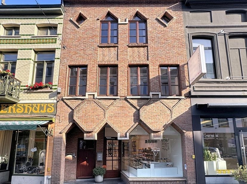 Welkom in het stadscentrum te Zottegem, de poort tot de Vlaamse Ardennen.<br />
<br />
Deze UNIEKE kans, ideaal voor investeerders of kopers op zoek n