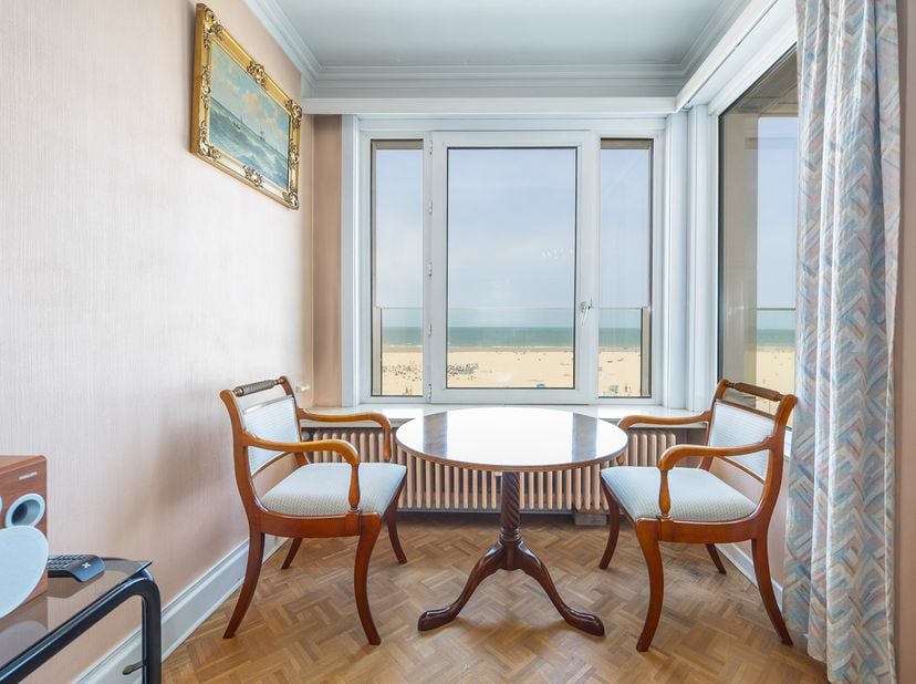 APPARTEMENT SPACIEUX DE DEUX CHAMBRES AVEC UNE MAGNIFIQUE VUE SUR LA MER ET UNE TERRASSE À OSTENDE<br />
<br />
Situé sur la promenade Albert Ier, jus