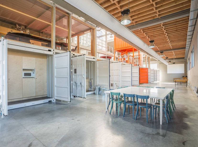 Des espaces de bureaux flexibles à louer dans le cadre d'un concept unique à Waregem ! Ce bâtiment est situé à proximité de différentes routes d'accès