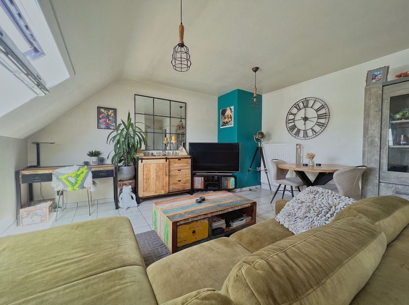 Dit lichtrijk appartement bevindt zich in het hartje van Torhout, op wandelafstand van handelszaken en op een boogscheut van diverse invalswegen. Het